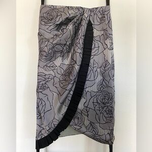 Valentino Roma silk skirt size 40 ( IT ) US size ( S or 4 )